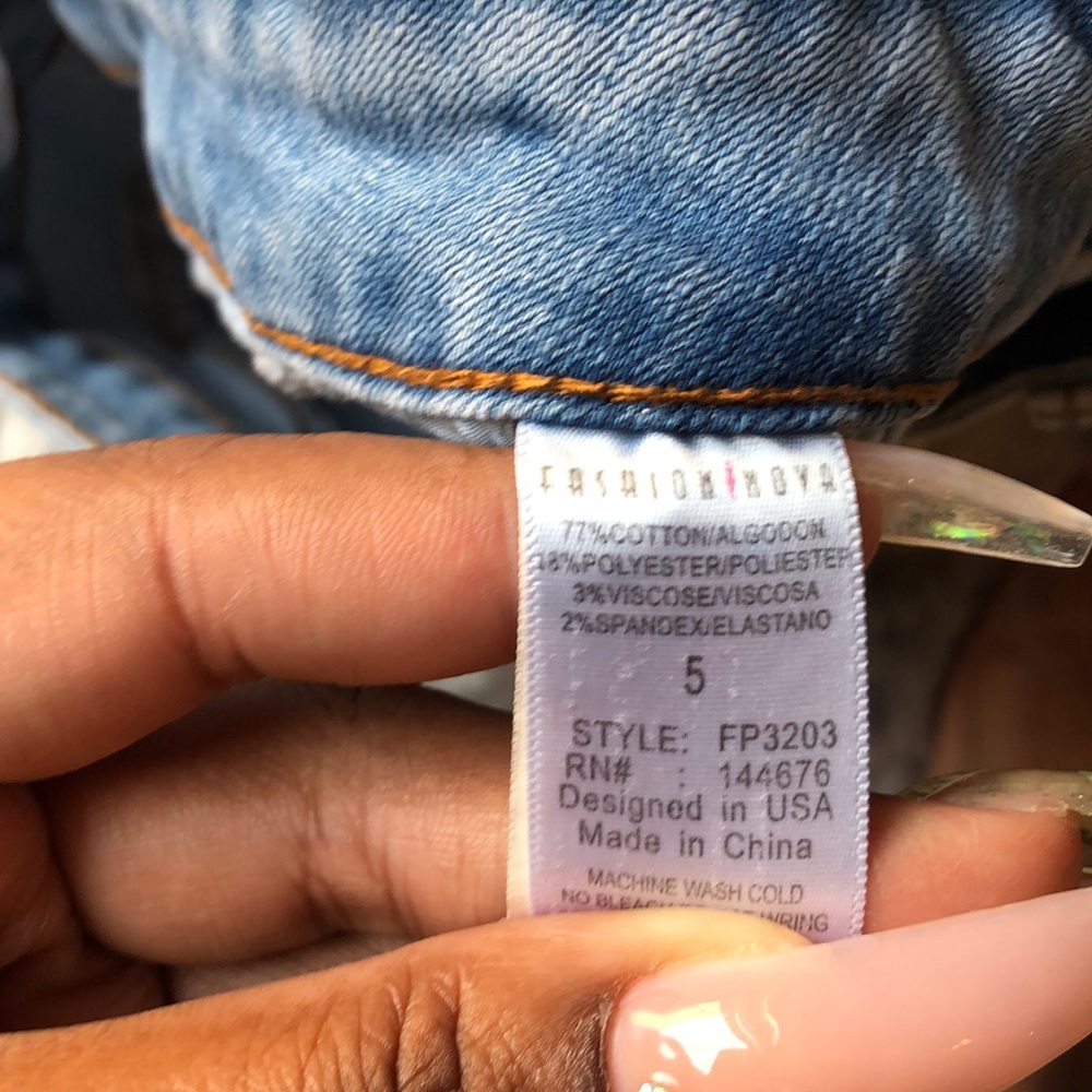 Mid Rise Jeans - Picture 5 of 5